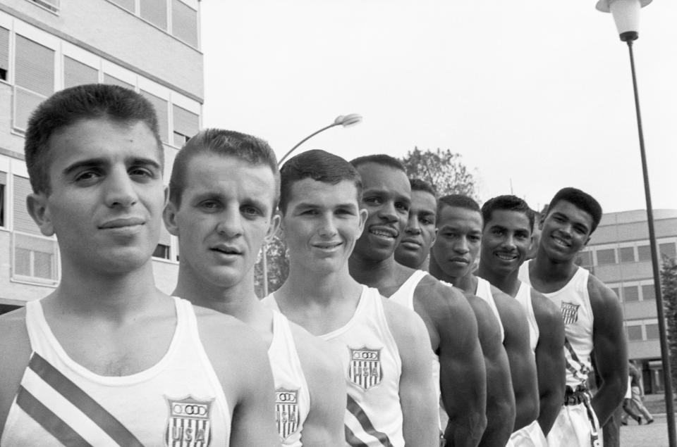 Beim Gruppenfoto des US-Boxteams in Rom standen noch die weißen Athleten im Vordergrund - Cassius Clay ganz hinten rechts (Bild: Getty Images)