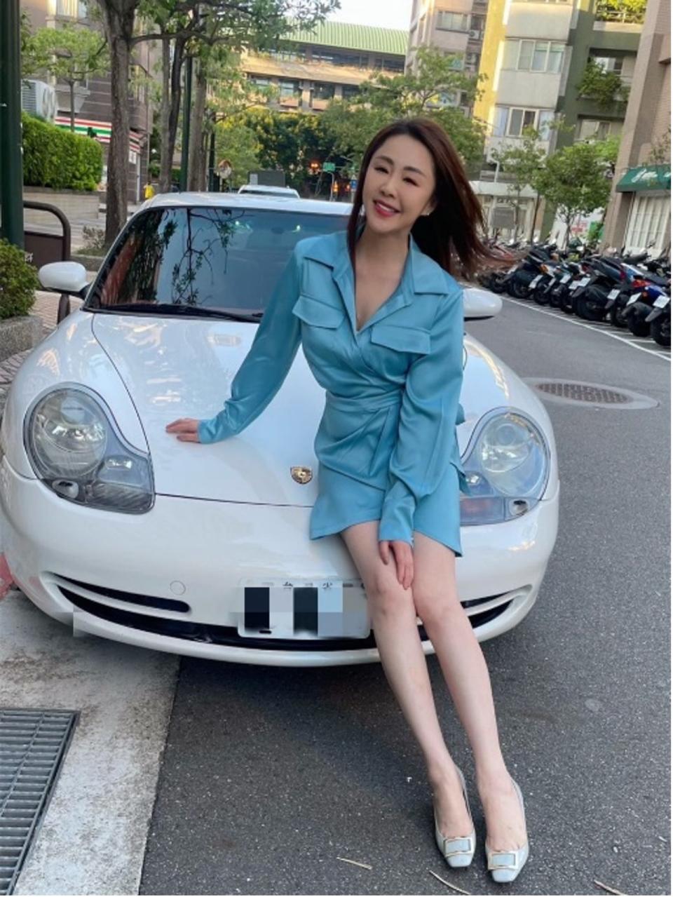 【名人聊愛車】李婉鈺愛車保時捷Porsche 911(996)一開19年 白色外觀紅色內裝質感好 自手排性能佳、開快也好駕馭！