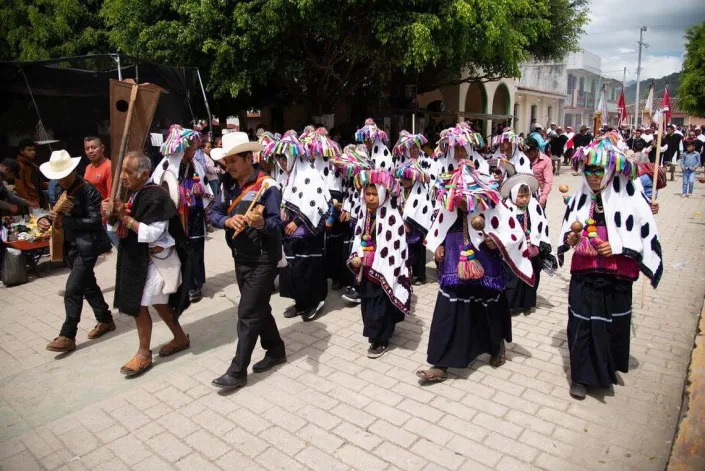 Indígenas mayas tzotziles comenzaron este lunes en el sureste mexicano las celebraciones del mes de xaiking, el tiempo de fiesta o carnaval que, según el calendario maya, es el mes más corto y marca el fin de un periodo y el inicio del ciclo agrícola.