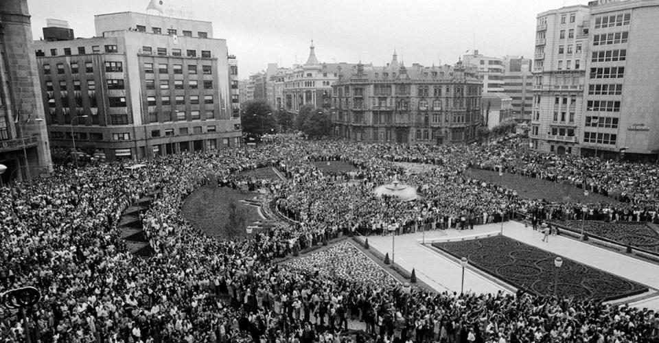 Manifestación en Bilbao para pedir la liberación de Miguel Ángel Blanco. Acuden más de 500 000 personas, la mayor de la historia del País Vasco. <a href="https://xxvaniversario.fmiguelangelblanco.es/" rel="nofollow noopener" target="_blank" data-ylk="slk:Fundación Miguel Ángel Blanco;elm:context_link;itc:0;sec:content-canvas" class="link ">Fundación Miguel Ángel Blanco</a>