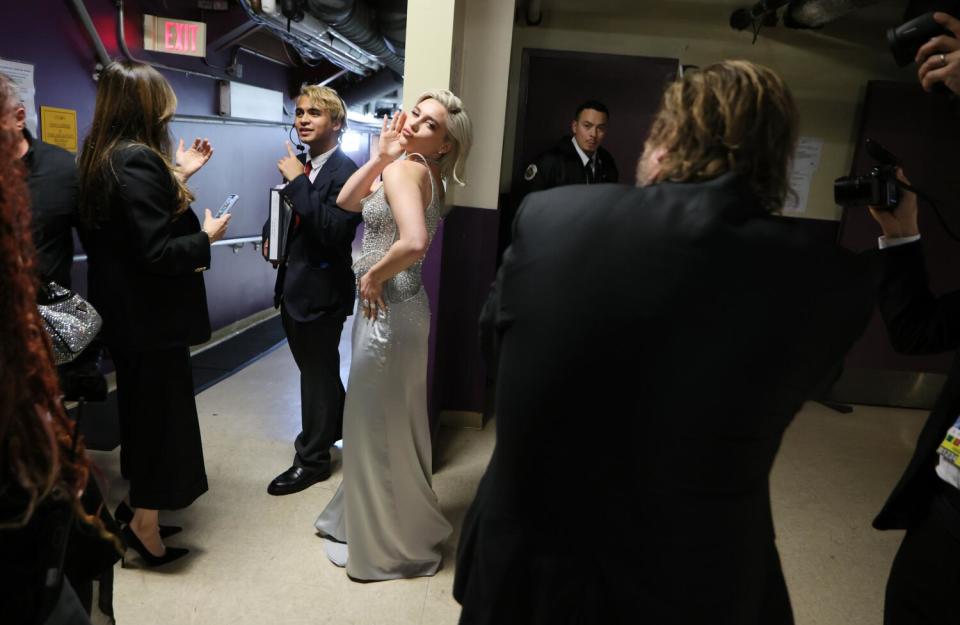 Florence Pugh posa para una fotografía detrás del escenario durante la edición 96 de los Premios Anuales de la Academia.