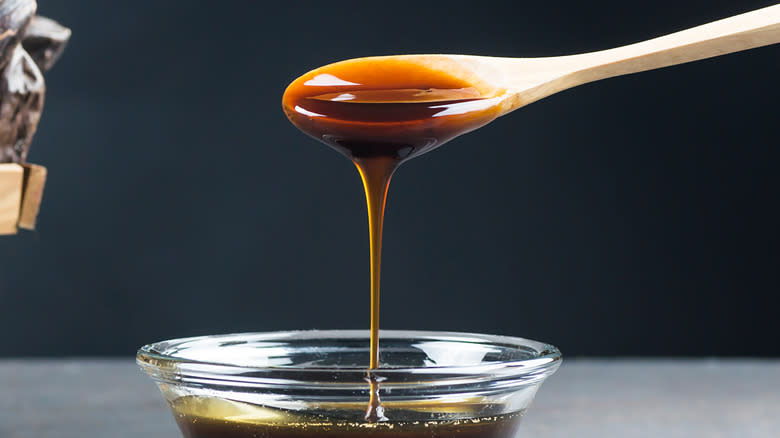 Molasses falling off spoon