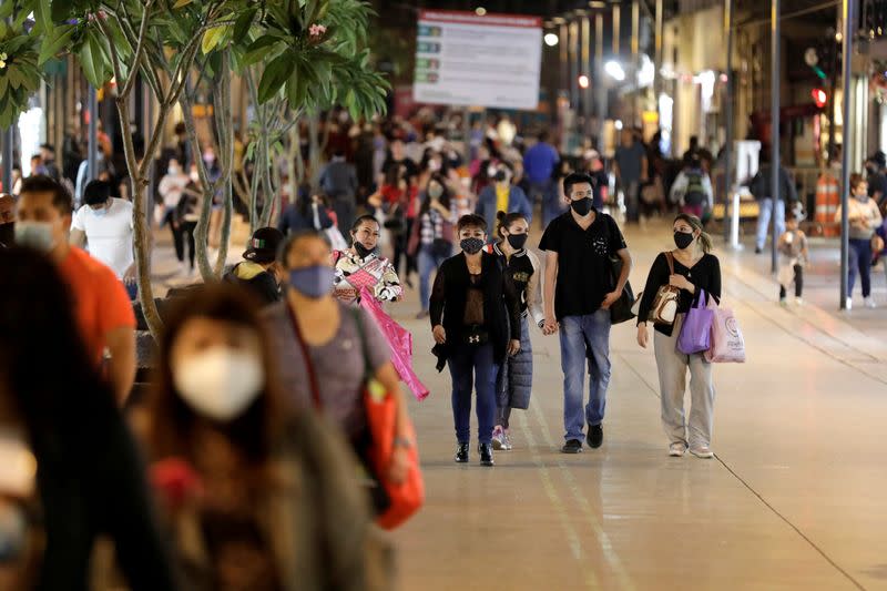 FOTO DE ARCHIVO: Personas con máscaras protectoras caminan por una calle, mientras continúa el brote de la enfermedad coronavirus (COVID-19) en la Ciudad de México.