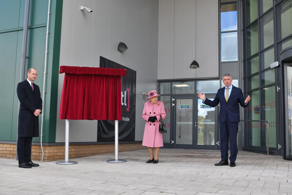 Dstl Chief Executive Gary Aitkenhead (R) speaks as Britain's Queen Elizabeth II (C) and Britain's Prince William, Duke of Cambridge, (L) prepare to unveil a plaque to officially open the new Energetics Analysis Centre at the Defence Science and Technology Laboratory (Dstl) at Porton Down science park near Salisbury, southern England, on October 15, 2020. - The Queen and the Duke of Cambridge visited the Defence Science and Technology Laboratory (Dstl) where they were to view displays of weaponry and tactics used in counter intelligence, a demonstration of a Forensic Explosives Investigation and meet staff who were involved in the Salisbury Novichok incident. Her Majesty and His Royal Highness also formally opened the new Energetics Analysis Centre. (Photo by Ben STANSALL / POOL / AFP) (Photo by BEN STANSALL/POOL/AFP via Getty Images)