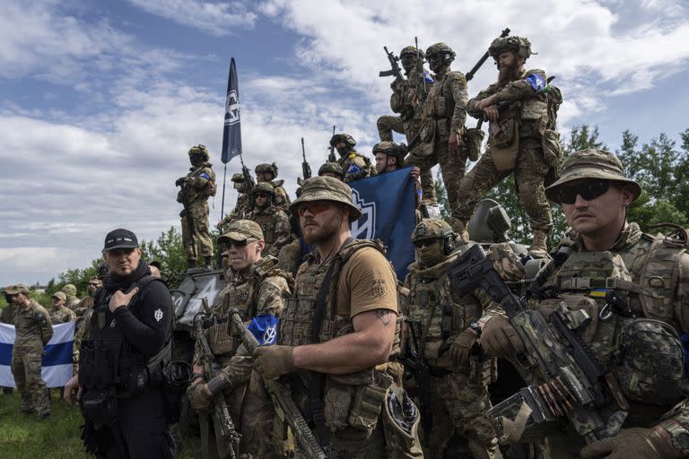 Combatientes del Cuerpo de Voluntarios Rusos se preparan para la rueda de prensa no lejos de la frontera en la región de Sumy, Ucrania, miércoles 24 de mayo de 2023