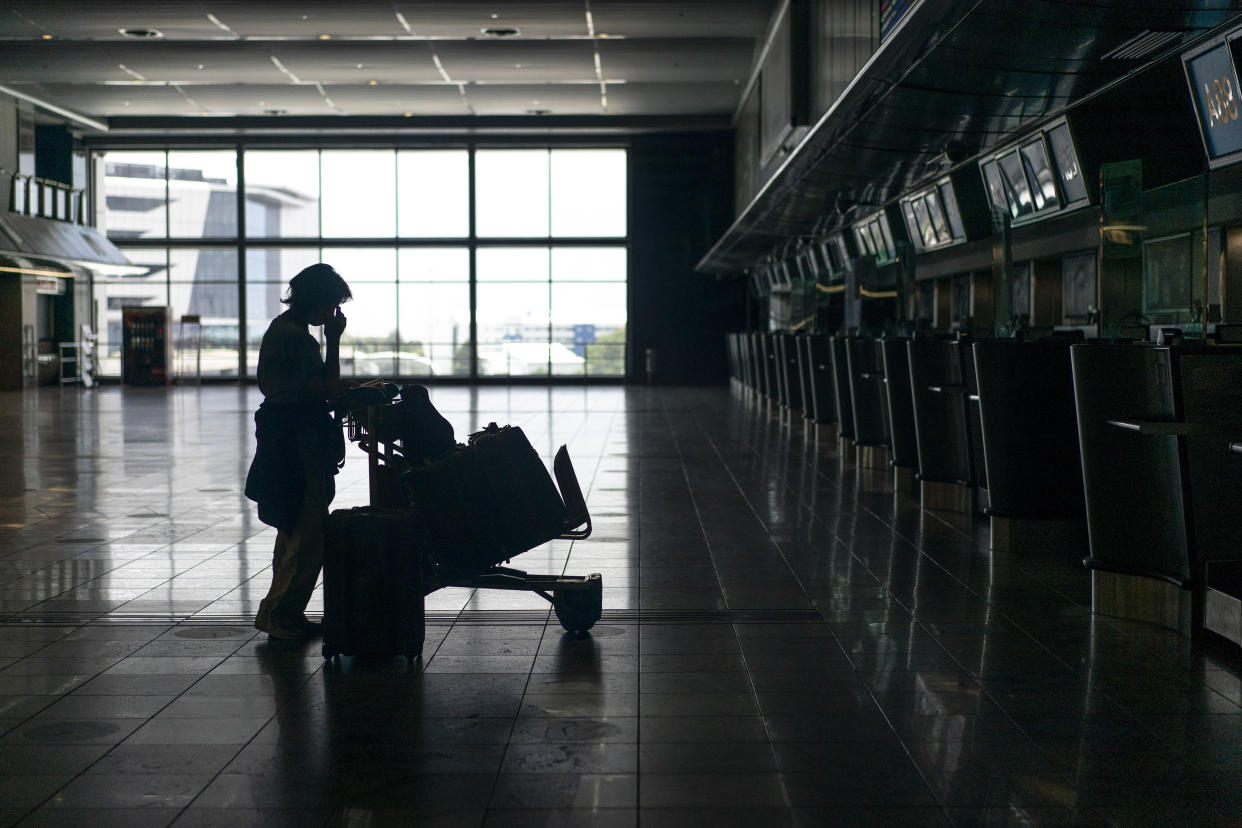 Un pasajero en los mostradores de registro internacional del Aeropuerto Internacional O. R. Tambo en Johannesburgo, Sudáfrica, el 2 de diciembre de 2021. (Joao Silva/The New York Times).