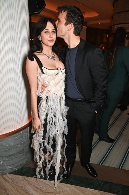 Los gestos de cariño de Luke Thompson y Harriet Cains en la fiesta de Vanity Fair Rising Stars hicieron saltar la alarmas sobre un posible romance entre ellos