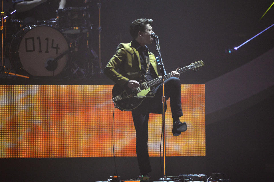 Sänger Alex Turner von den Arctic Monkeys tritt bei den BRIT Awards auf und feiert britische Popmusik in der O2 Arena in London am 19. Februar 2014. REUTERS/Toby Melville (GROSSBRITANNIEN - Tags: UNTERHALTUNG) (BRIT-PERFORM) NUR ZU REDAKTIONELLEN ZWECKEN.  NICHT ZUM VERKAUF FÜR MARKETING- ODER WERBEKAMPAGNEN