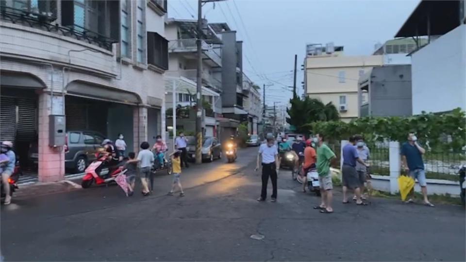 高雄大雷雨釀災　道路出現逾3.5公尺大坑洞