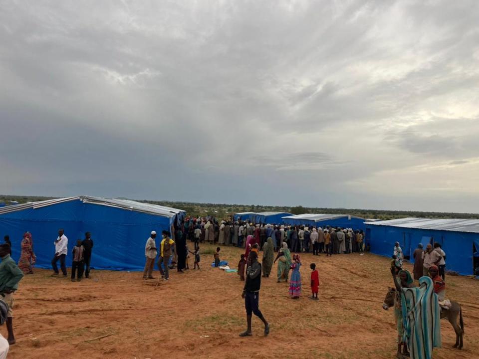 Réfugiés initialement installés à Adré, relocalisés dans un nouveau camp, à Ourang, à 30 km au sud-ouest d’Adré, et accueillis dans des hangars communautaires de transit, 10 juillet 2023. Abdel Hakim Tahir, Fourni par l'auteur