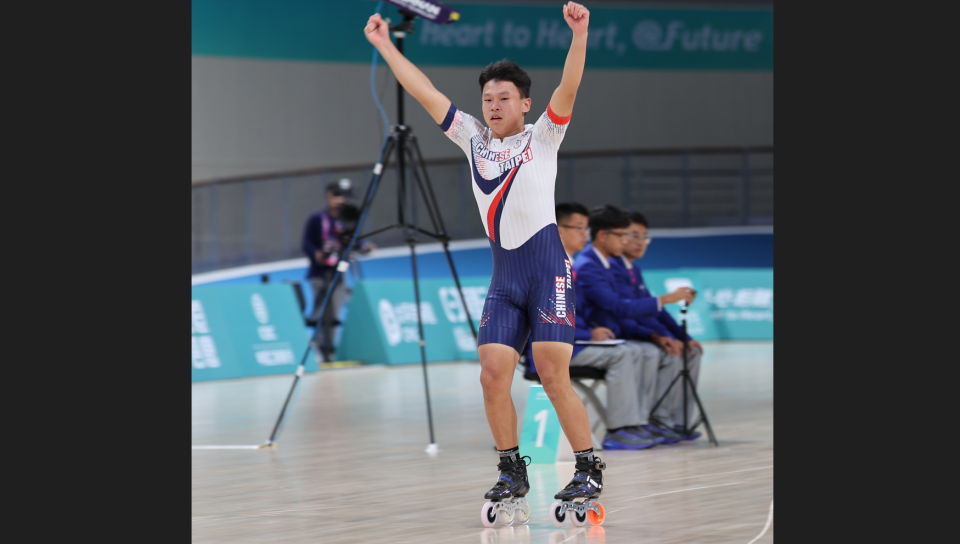 杭州亞運滑輪溜冰的速度過樁男子組賽事，台灣年僅15歲的王宥鈞（圖）在金牌戰以2比0擊敗中國的張顥摘下金牌。（圖／中華奧會提供）