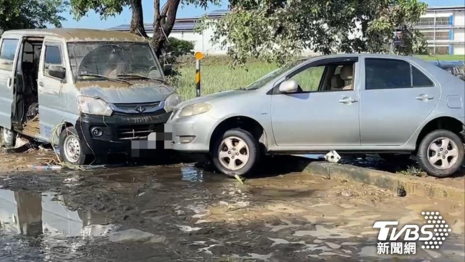 嘉義積水成災多量轎車受困。（圖／TVBS）