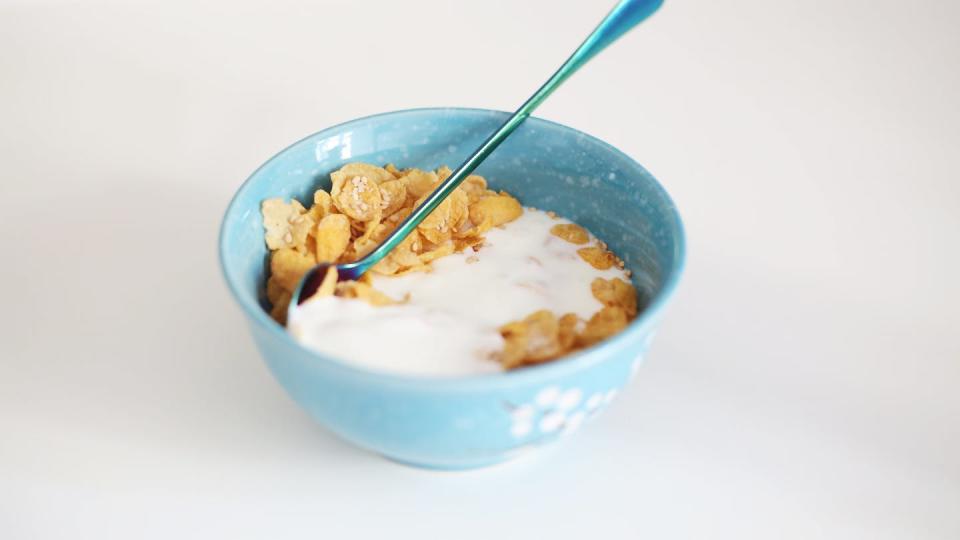 Poca gente sabe que el yogur natural no es un alimento ultraprocesado, pero sí lo es el yogur de sabores. <a href="https://unsplash.com/es/fotos/T1ZmP1zjJ2k" rel="nofollow noopener" target="_blank" data-ylk="slk:andrijana bozic / unsplash;elm:context_link;itc:0;sec:content-canvas" class="link ">andrijana bozic / unsplash</a>, <a href="http://creativecommons.org/licenses/by/4.0/" rel="nofollow noopener" target="_blank" data-ylk="slk:CC BY;elm:context_link;itc:0;sec:content-canvas" class="link ">CC BY</a>