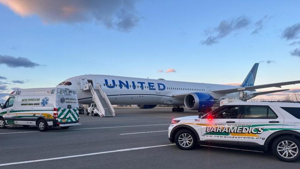 聯合航空有架班機迫降在紐約州的機場，造成機上22人受傷。（圖／翻攝自X@nicksortor）