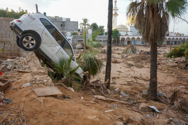 Esta imagen del 16 de septiembre de 2022 muestra un vehículo arrastrado por las inundaciones que golpearon la ciudad de Derna en Libia (-)