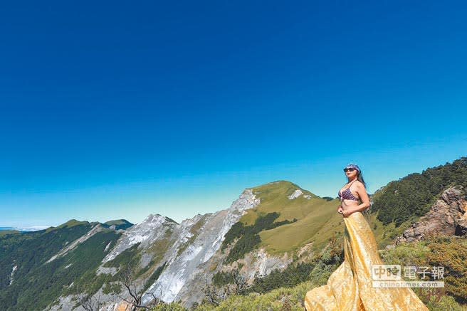 喜愛登山的吳季芸因墜谷失聯，搜救人員21日找到她時，已經死亡，臉書上盡是她美美的與群山合照。（取自G哥比基尼的高山足跡臉書）