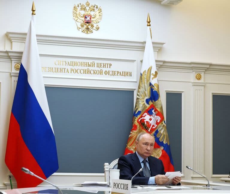 El presidente ruso, Vladímir Putin, participa en una cumbre extraordinaria del G20 por videoconferencia en Moscú, Rusia, el miércoles 22 de noviembre de 2023. (Mikhail Klimentyev, Sputnik, Kremlin Pool Photo vía AP)