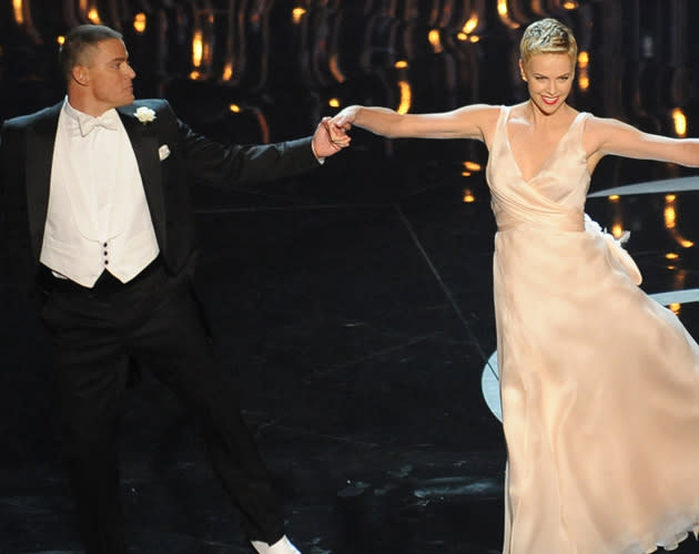 Charlize Theron und Channing Tatum beim Oscar-Tanz. Kurz zuvor kümmerte sich die Schauspielerin um einen Mann, der am roten Teppich einen Schlaganfall erlitt. (Bild: AFP)