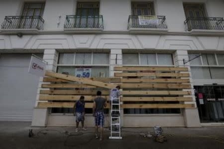 An employee boards up the windows of a store as Hurricane Patricia approaches the Pacific beach resort of Puerto Vallarta, Mexico October 23. 2015. REUTERS/Henry Romero