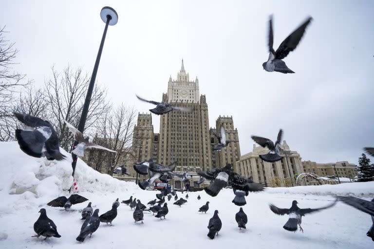 Palomas vuelan frente al ministerio del Exteruir ruso en Moscí, 26 de enero de 2022. El canciller Serguei Lavrov dijo que él y otros funcionarios asesorarán al presidente Vladimir Putin sobre las medidas a tomar luego de recibir la respuesta de Washington y la OTAN a los reclamos rusos. (AP Foto/Alexander Zemlianichenko)