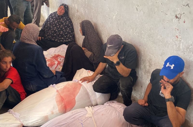 Relatives of the deceased mourn after Israeli army attacked Al-Falah School where Palestinians take shelter in, killing and injuring many including children at Zeitoun neighbourhood in Gaza City. Hadi Daoud/APA Images via ZUMA Press Wire/dpa