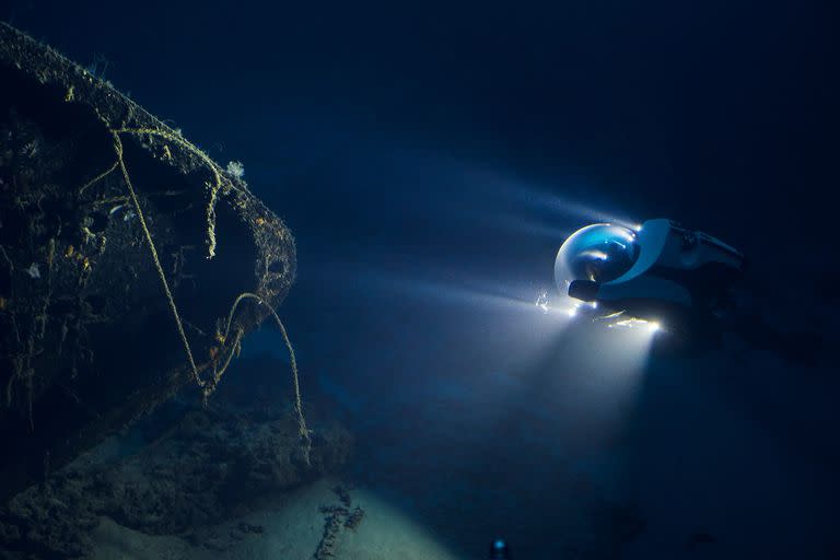 Un submarino personal explora los restos de un barco hundido cerca de Curaçao