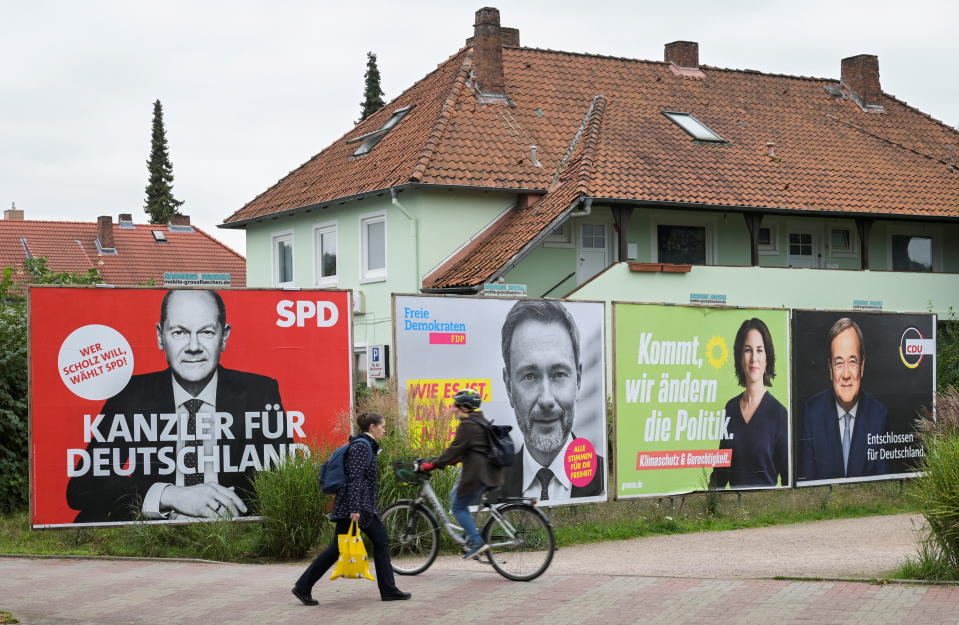 Alle vier in einer Reihe: Die Spitzenkandidaten von SPD, FDP, Grünen und Union werden nun ausloten, wer mit wem am besten kann (Bild: REUTERS/Fabian Bimmer)