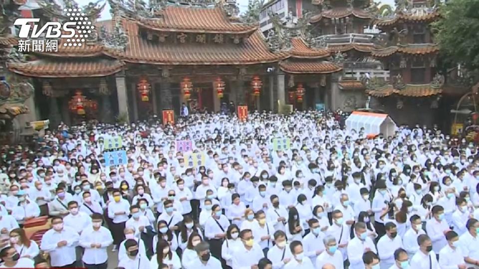 香客穿著白衣在大甲鎮瀾宮祈雨。（圖／TVBS）