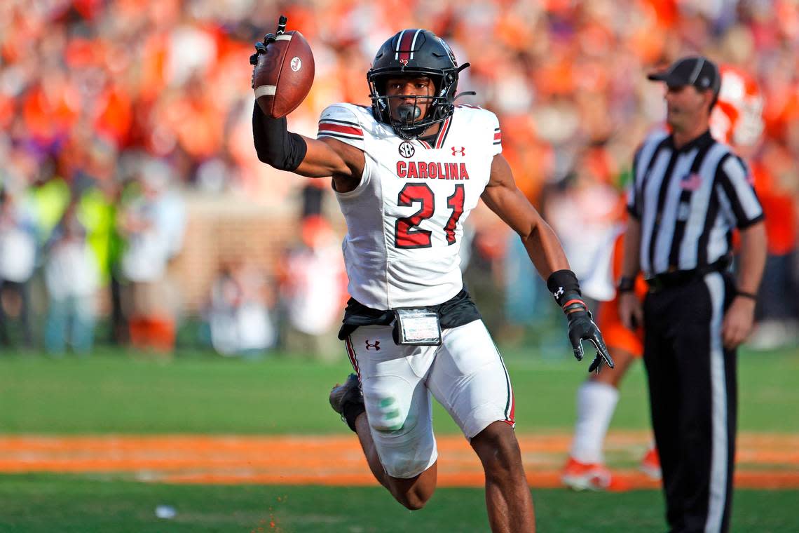 South Carolina defensive back Nick Emmanwori (21) recovers the fourth-quarter punt return fumble by Clemson’s Antonio Williams.