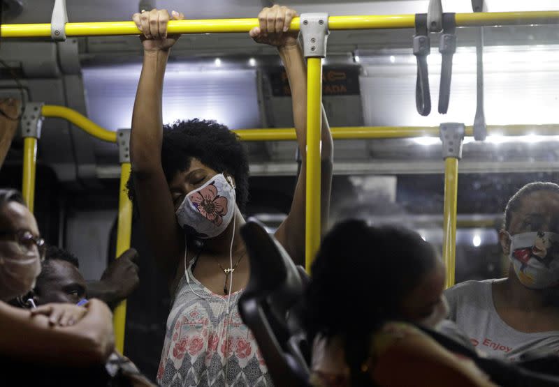 Pasajeros con mascarillas viajan en un autobús del transporte público en Río de Janeiro, Brasil.