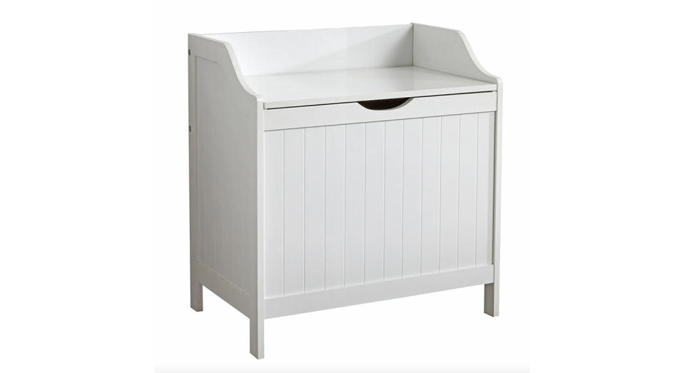 The hinged lid on this hamper is made with a safety catch to stop it slamming on your fingers. 