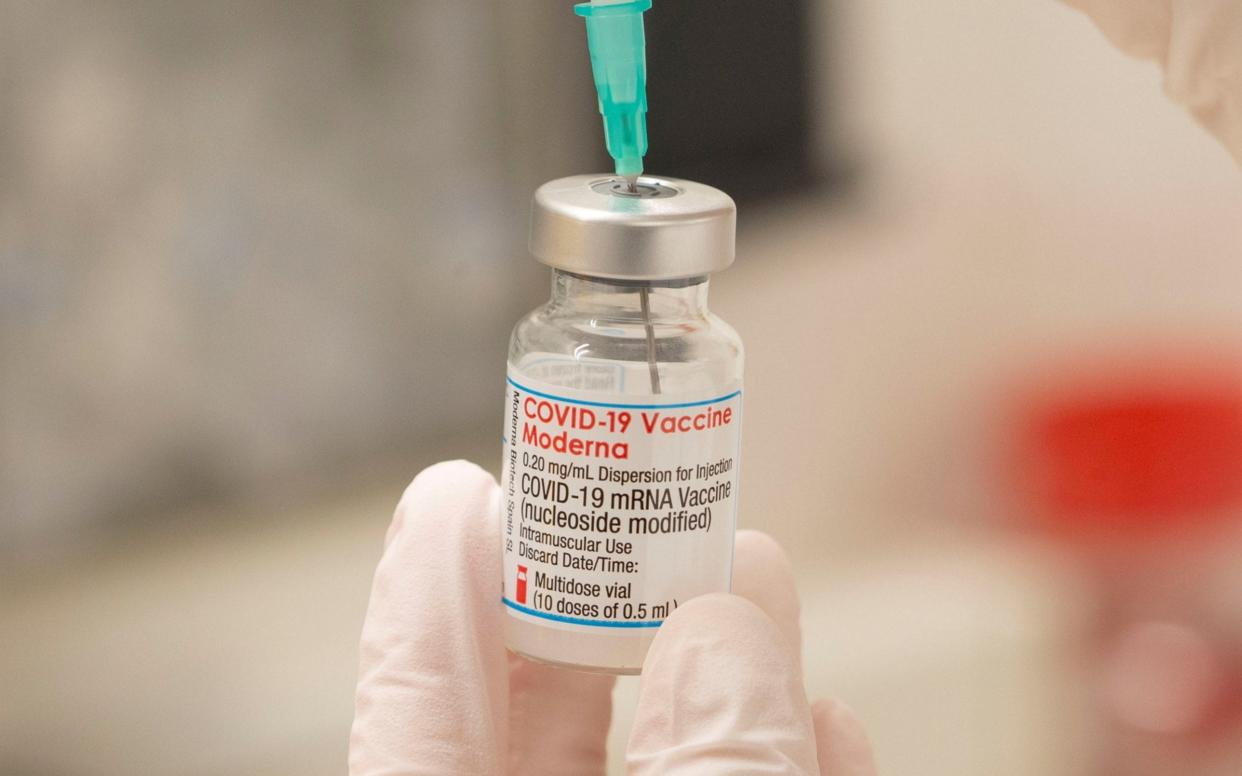 moderna covid-19 vaccine - ARND WIEGMANN/Reuters
