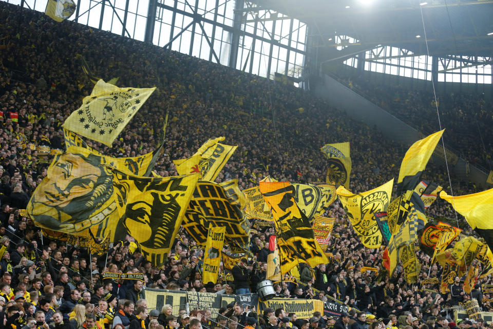 Die "gelbe Wand" in Dortmund. Da passt kein Blau-Weißes Blatt Papier dazwischen. (Bild: REUTERS/Leon Kuegeler)