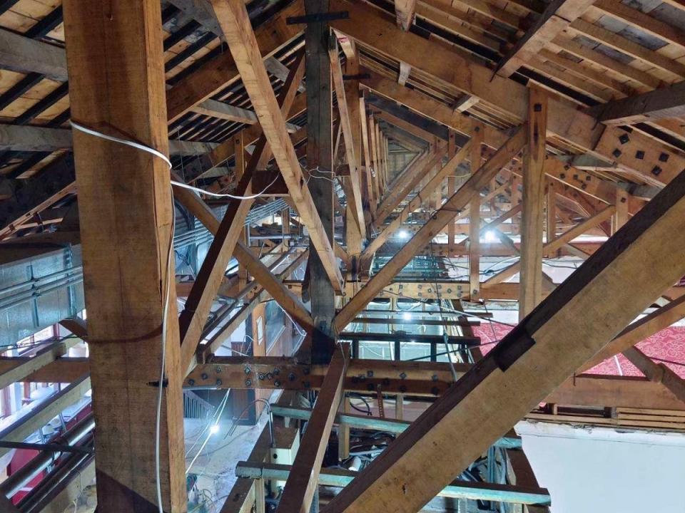 阿里山賓館「歷史館」為全檜木百年建築，屋頂櫛比架構開箱，令人驚艷。（圖：阿里山賓館提供）