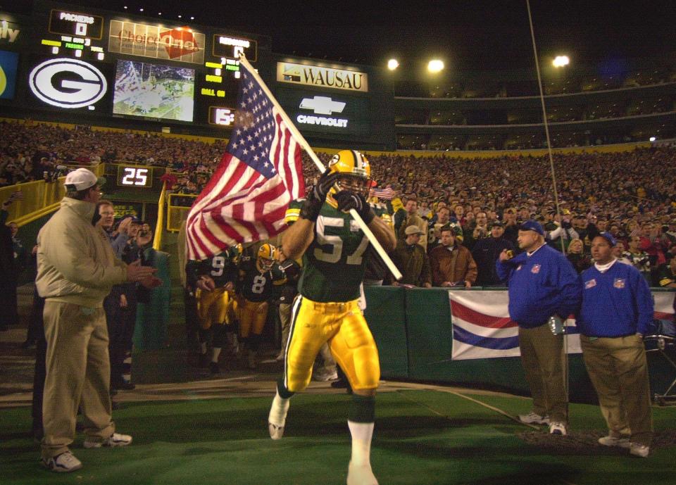 Chris Gizzi leads the Packers on the field before a game against Washington on Sept. 24, 2001. (Jeffrey Phelps-USA TODAY NETWORK)