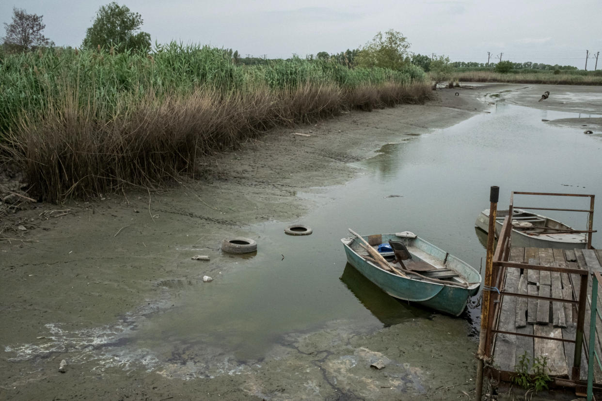 La destrucción el martes de la presa de Kakhovka, que desbordó más de 80 kilómetros del río Dniéper hasta tragarse muelles, granjas, gasolineras, autos, fábricas y casas, causó una enorme devastación.