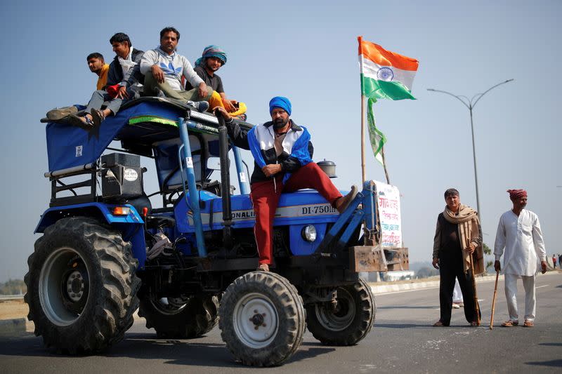 LES FERMIERS BLOQUENT LES ROUTES EN INDE POUR PROTESTER CONTRE UNE RÉFORME AGRAIRE