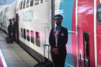 <p>Ouigo llega con una propuesta de billetes low-cost y con los colores azul y rosa como elementos característicos de sus trenes. (Photo by PIERRE-PHILIPPE MARCOU/AFP via Getty Images)</p> 