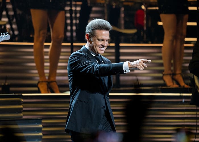 Luis Miguel sonriendo a sus fans 