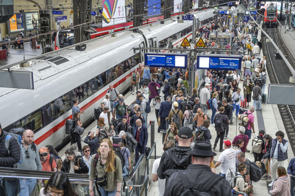 Passagiere am Hamburger Hauptbahnhof. - Copyright: picture alliance / Schoening | Schoening