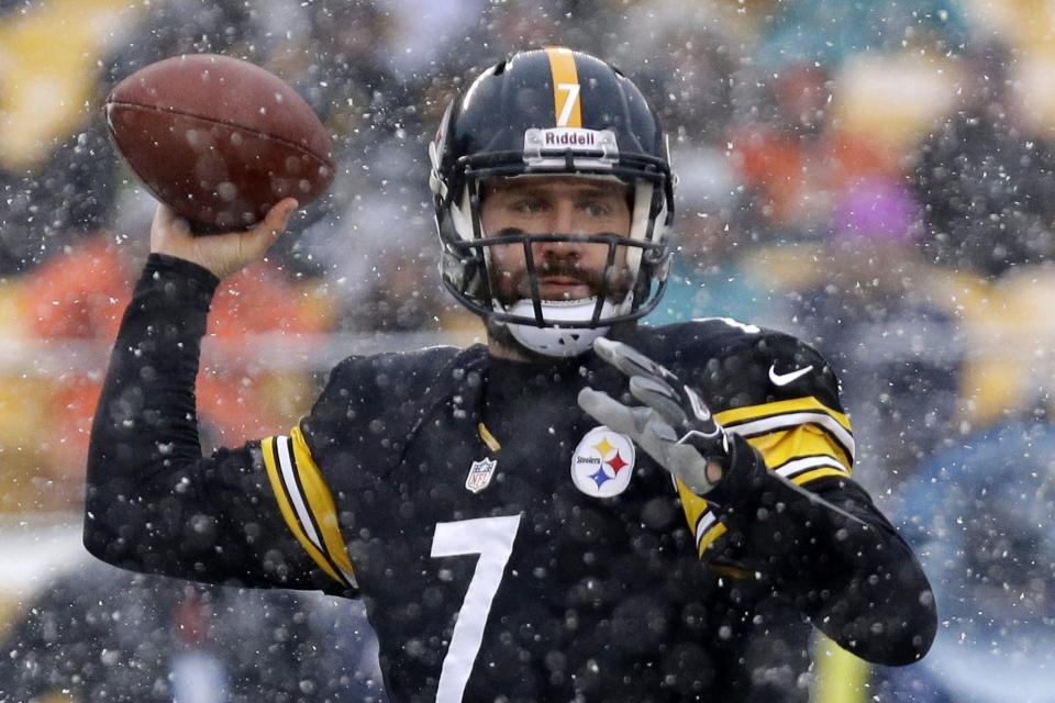 Ben Roethlisberger gained 5 of his minus-11 career receiving yards in this 2013 game against the Dolphins. (AP)