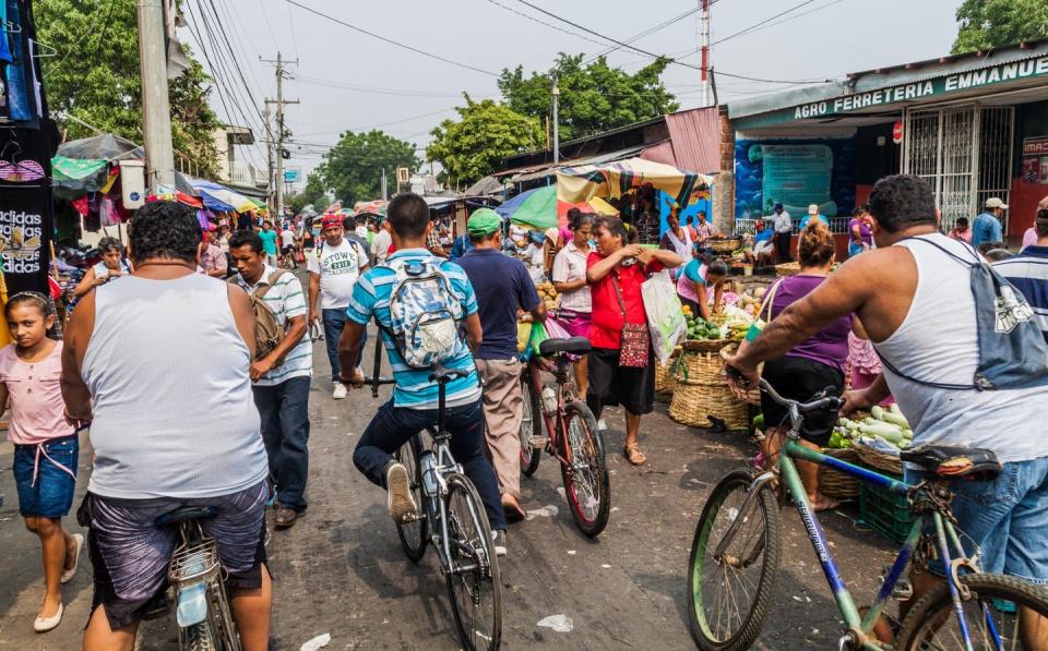 <span class="caption">Crowds at Mercado la Terminal market in Leon, Nicaragua.</span> <span class="attribution"><span class="source">(Shutterstock)</span></span>