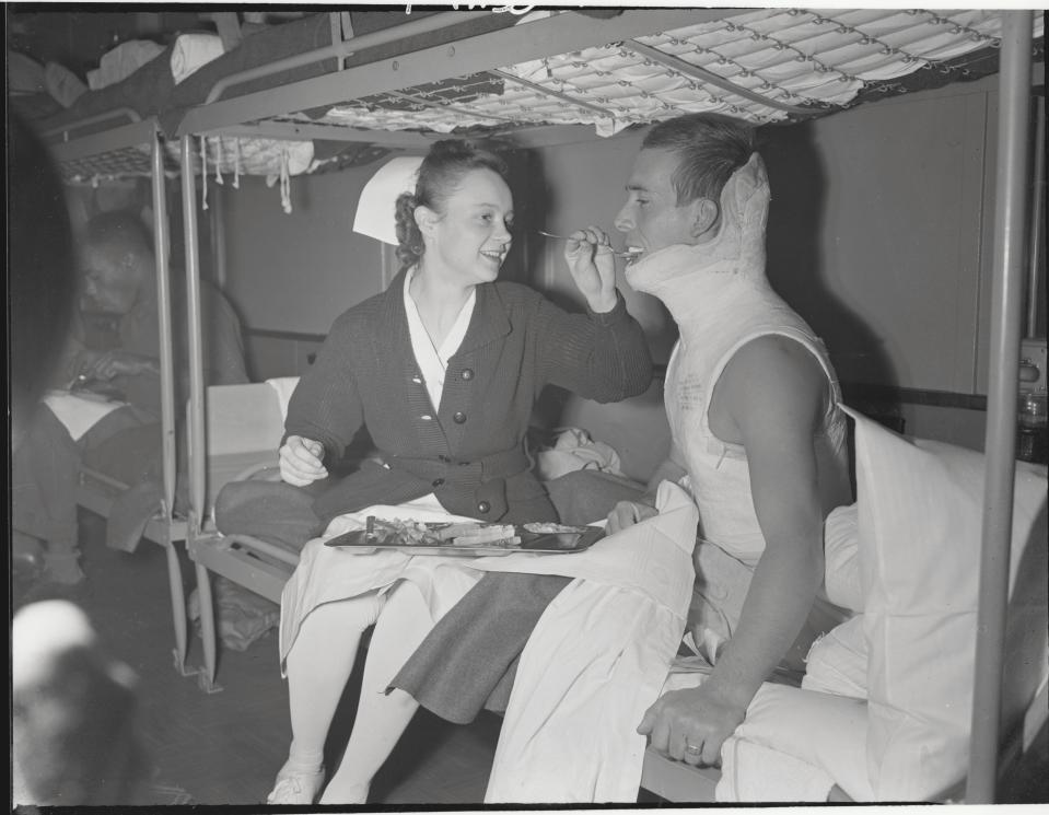 18 Incredible Photos of Nurses in Action Throughout History