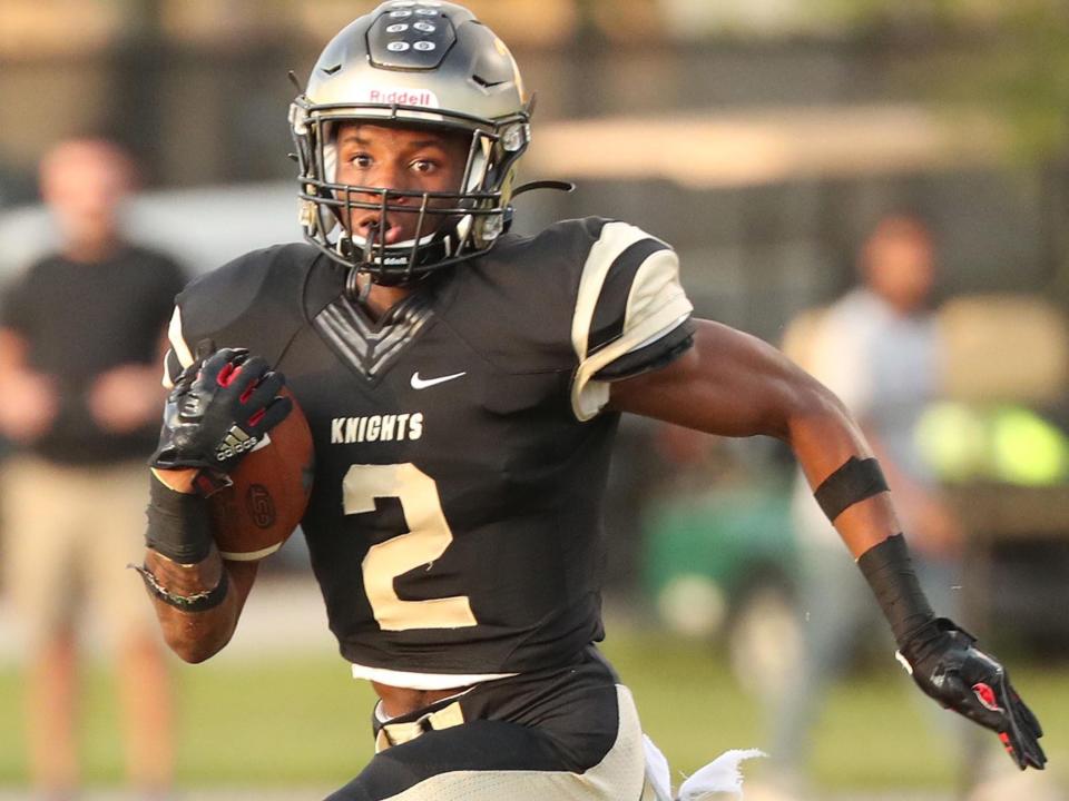 Ocoee High senor Dexter Rentz Jr., pictured running the ball against Apopka on Sept. 13, 2019, was shot and killed over the weekend. Rentz had signed with the University of Louisville in December. (Stephen M. Dowell/Orlando Sentinel/TNS)