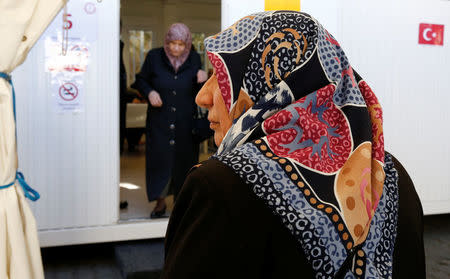 Turkish voters living in Germany cast their ballots on the constitutional referendum at the Turkish consulate in Berlin, Germany, March 27, 2017. REUTERS/Fabrizio Bensch