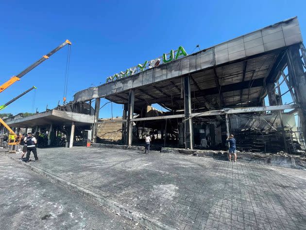 Rescue operations are underway at a shopping center in Kremenchuk, Ukraine, on June 28, 2022. The shopping center was hit by a Russian missile on June 27, 2022. (Photo: Giorgi Gogia/Human Rights Watch)