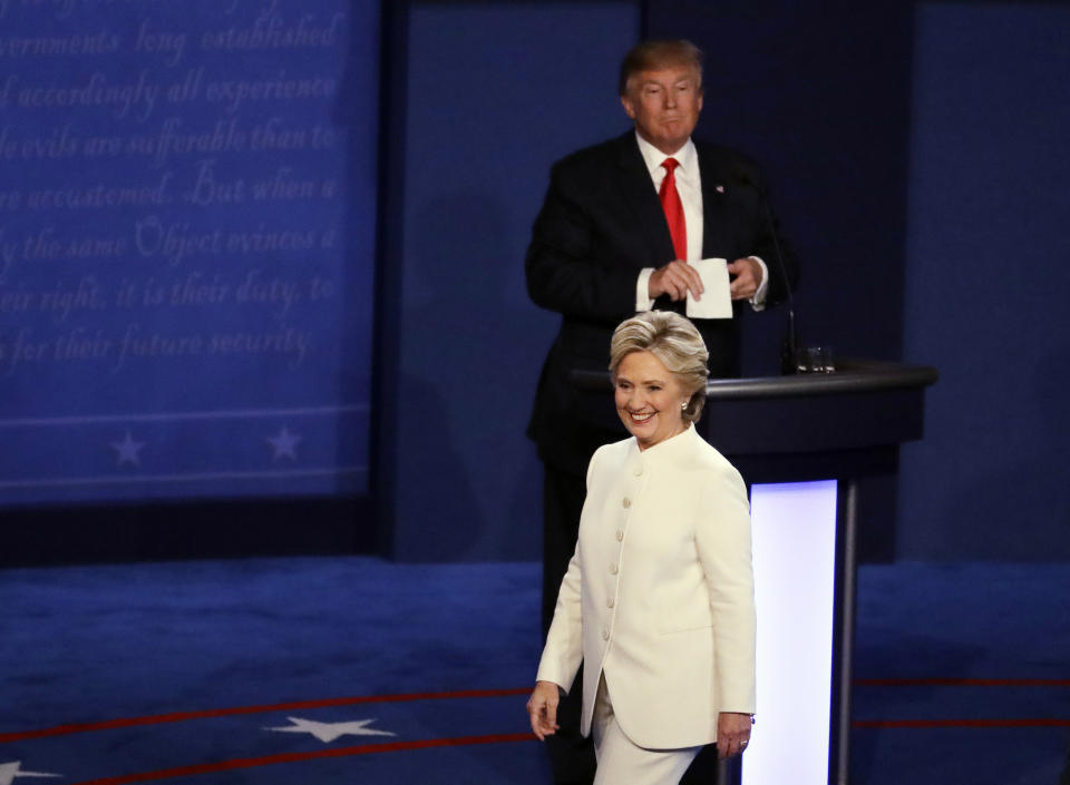 Hillary Clinton bei der dritten Präsidentschaftswahl-Debatte im Oktober 2016, im Hintergrund Donald Trump. (Bild: AP Images)