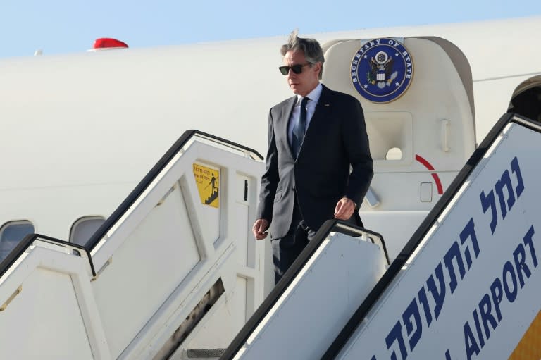 El secretario de Estado de Estados Unidos, Antony Blinken, desciende de su avión en el aeropuerto Ben Gurión de Tel Aviv, en Israel, el 10 de junio de 2024 (JACK GUEZ)