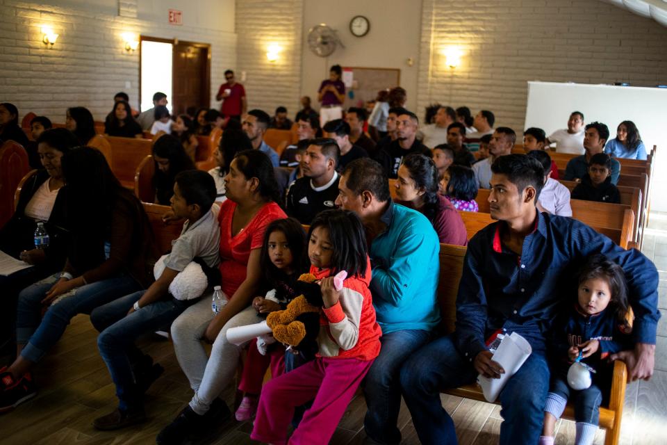 MESA, Ariz. – Migrante escuchan al pastor Héctor Ramírez el 25 de junio del 2019 en la Iglesia Cristiana El Buen Pastor.