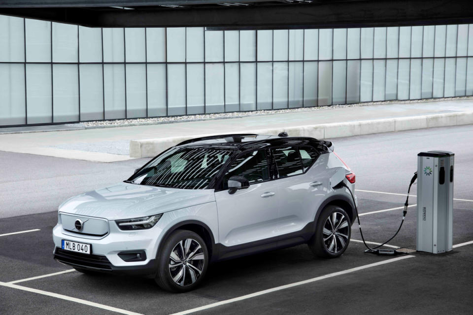 271709_Volvo_XC40_Recharge_P8_AWD_in_Glacier_Silver.jpg